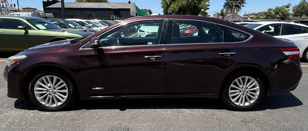 Toyota Avalon Hybrid Vehicle Full-screen Gallery Image 04