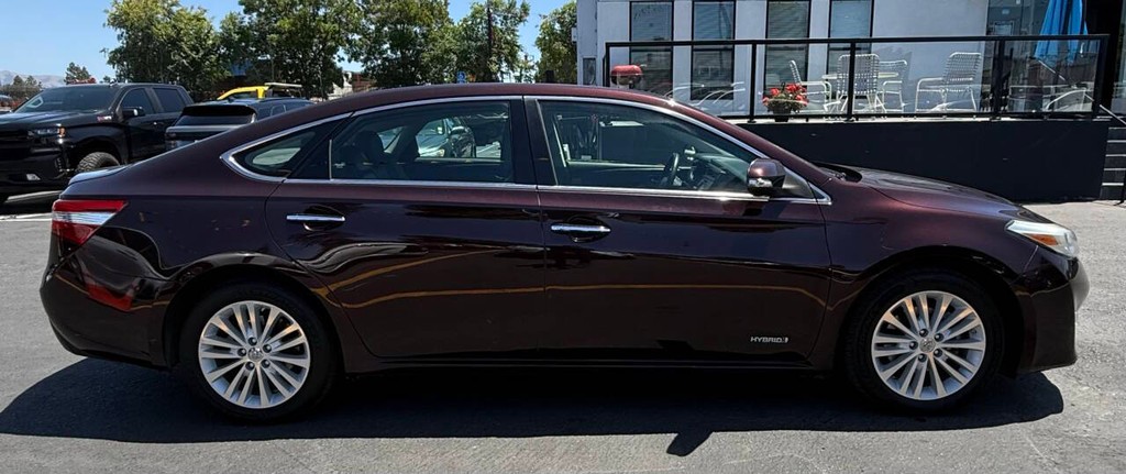 Toyota Avalon Hybrid Vehicle Full-screen Gallery Image 05