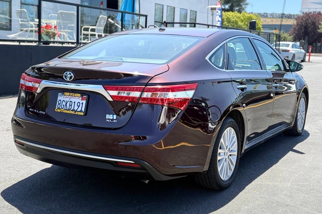 Toyota Avalon Hybrid Vehicle Full-screen Gallery Image 07