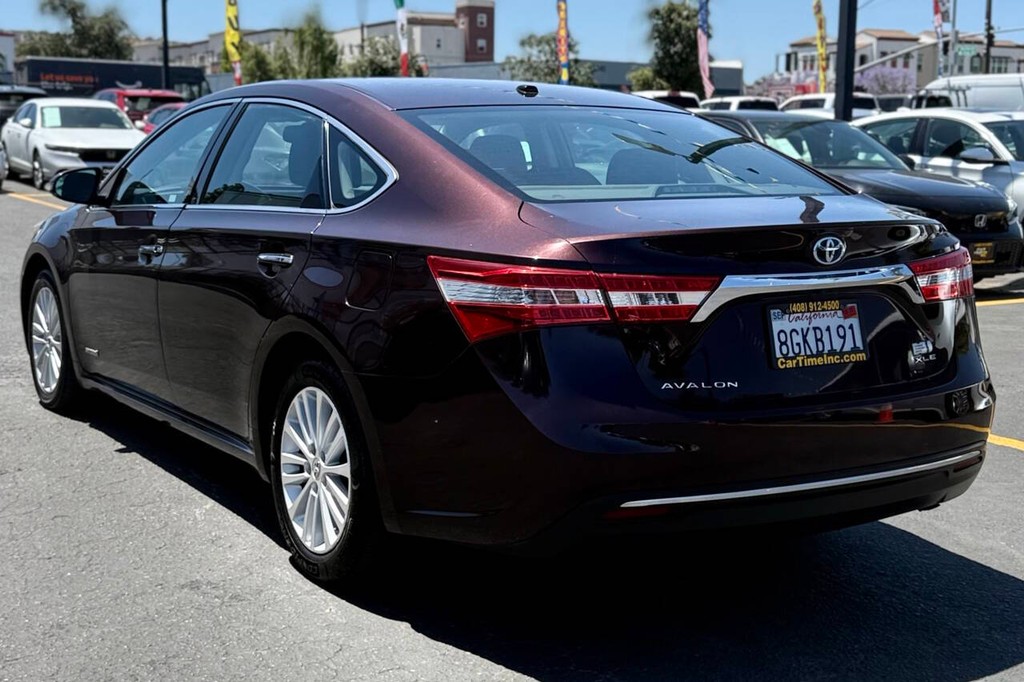 Toyota Avalon Hybrid Vehicle Full-screen Gallery Image 10