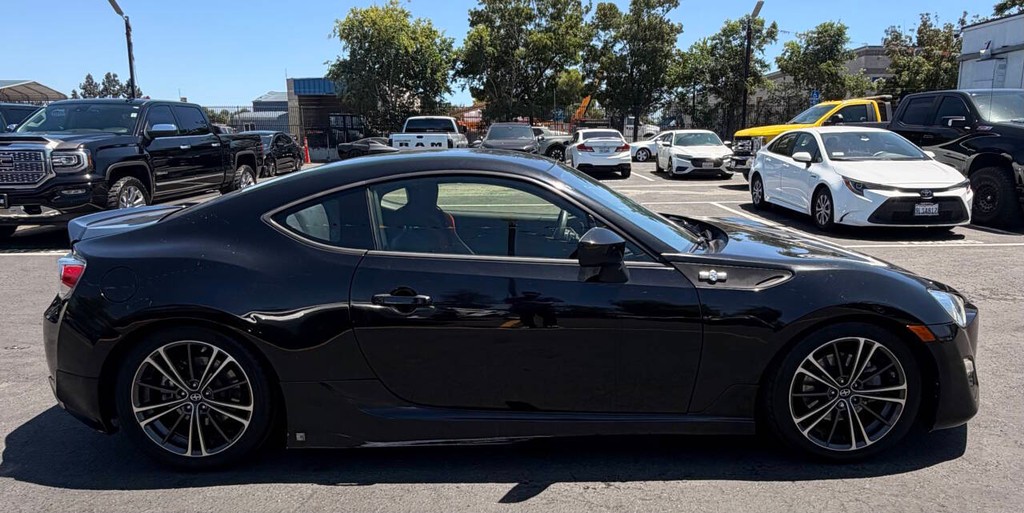 Scion FR-S Vehicle Full-screen Gallery Image 07