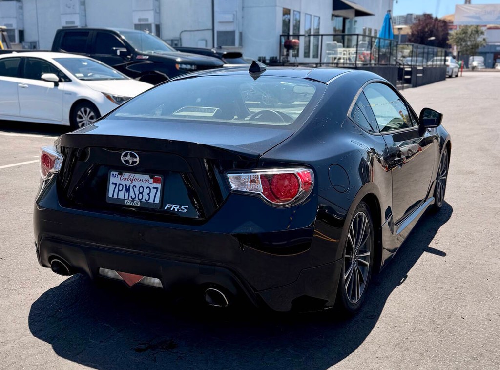 Scion FR-S Vehicle Full-screen Gallery Image 08