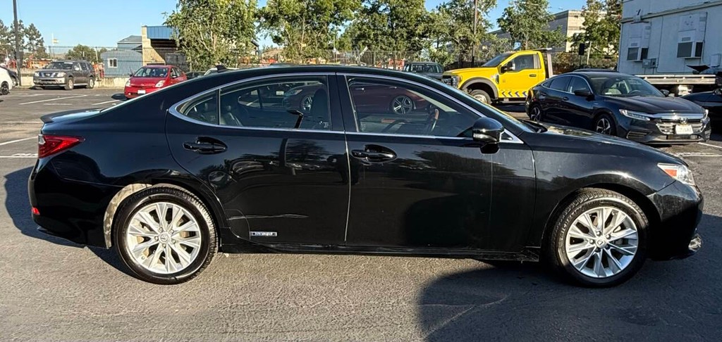 Lexus ES 300h Vehicle Full-screen Gallery Image 05