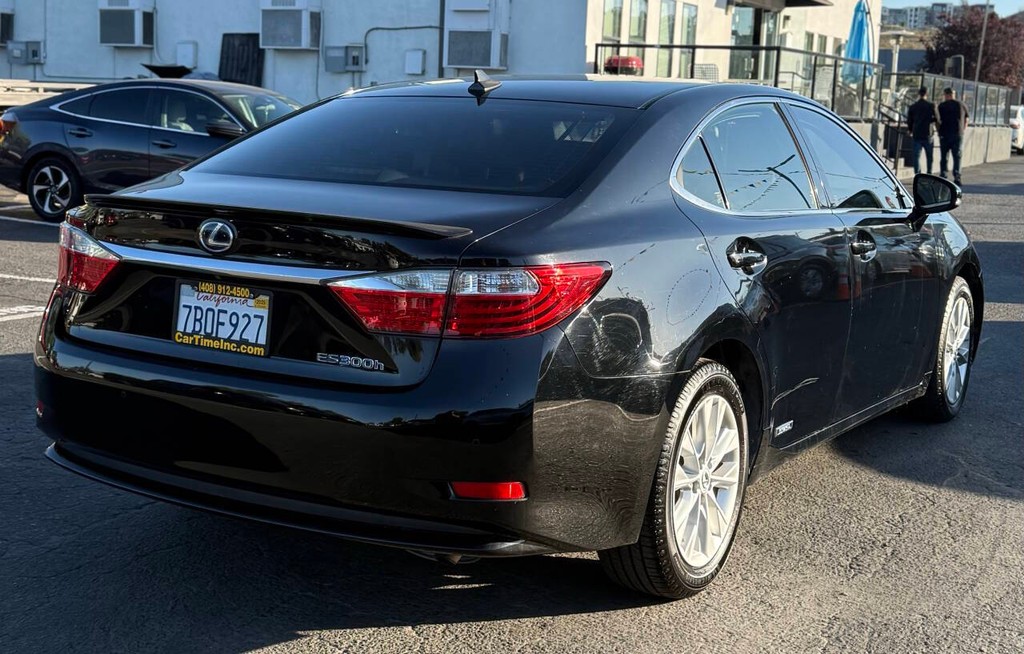 Lexus ES 300h Vehicle Full-screen Gallery Image 06