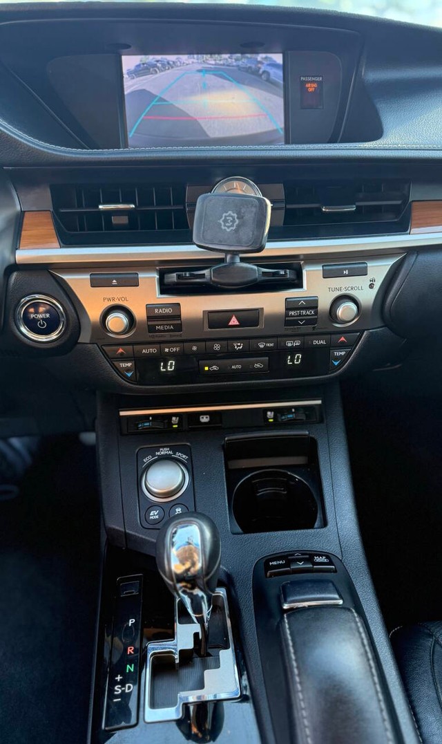 Lexus ES 300h Vehicle Full-screen Gallery Image 11