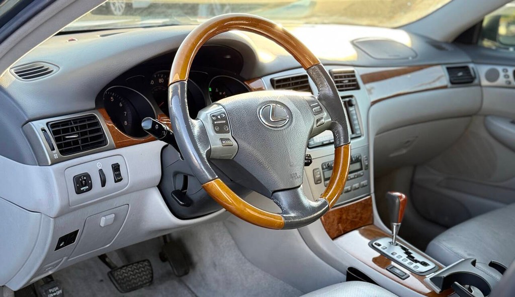 Lexus ES 330 Vehicle Full-screen Gallery Image 09