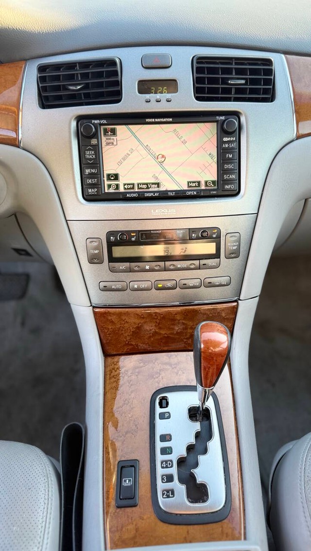 Lexus ES 330 Vehicle Full-screen Gallery Image 11