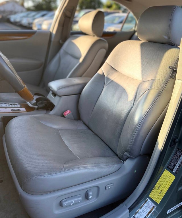 Lexus ES 330 Vehicle Full-screen Gallery Image 12