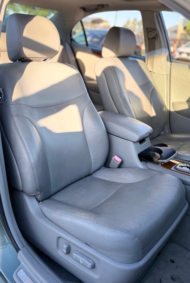 Lexus ES 330 Vehicle Full-screen Gallery Image 13