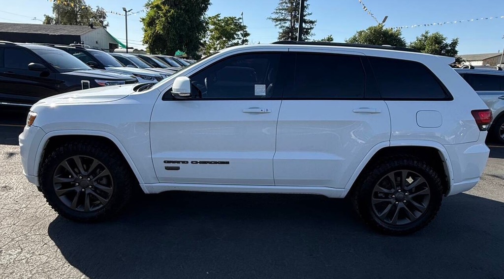 Jeep Grand Cherokee Vehicle Full-screen Gallery Image 05