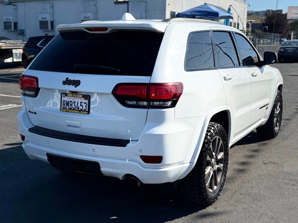 Jeep Grand Cherokee Vehicle Full-screen Gallery Image 09