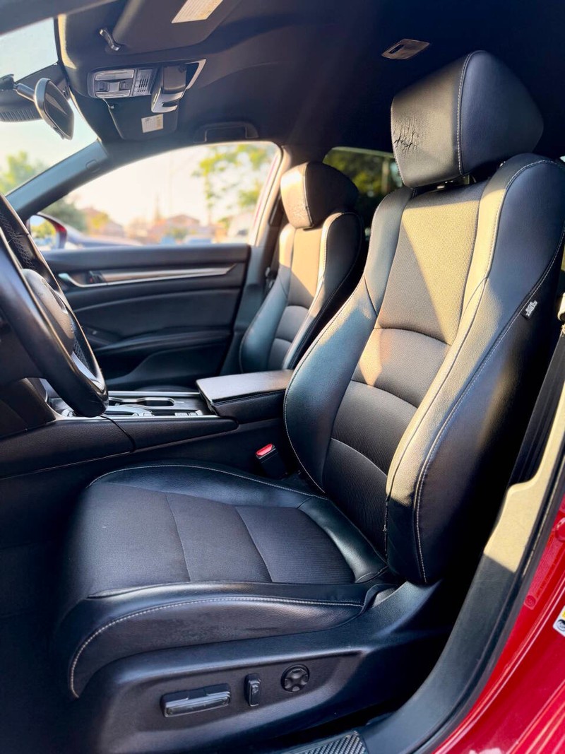 Honda Accord Sedan Vehicle Full-screen Gallery Image 11