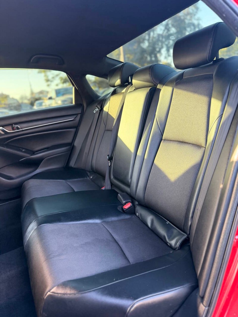 Honda Accord Sedan Vehicle Full-screen Gallery Image 14