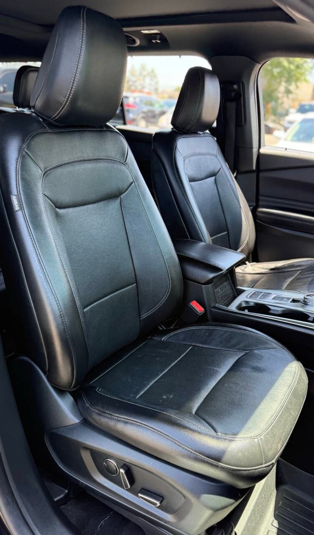 Ford Explorer Vehicle Full-screen Gallery Image 13