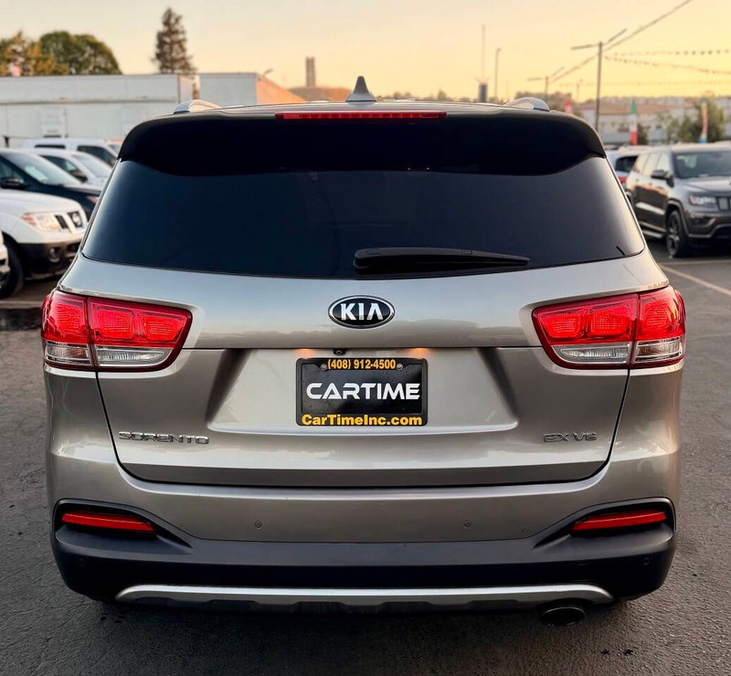 Kia Sorento Vehicle Full-screen Gallery Image 05