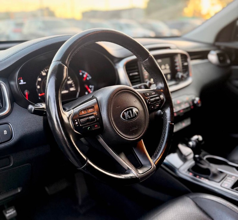 Kia Sorento Vehicle Full-screen Gallery Image 10