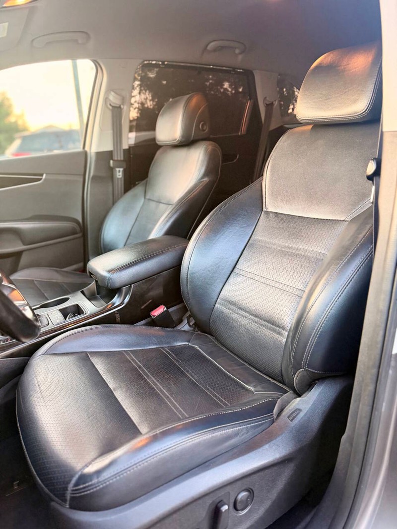 Kia Sorento Vehicle Full-screen Gallery Image 12