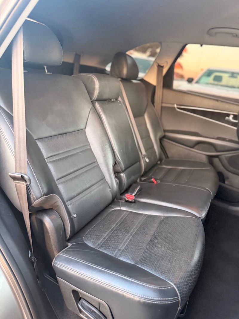 Kia Sorento Vehicle Full-screen Gallery Image 16