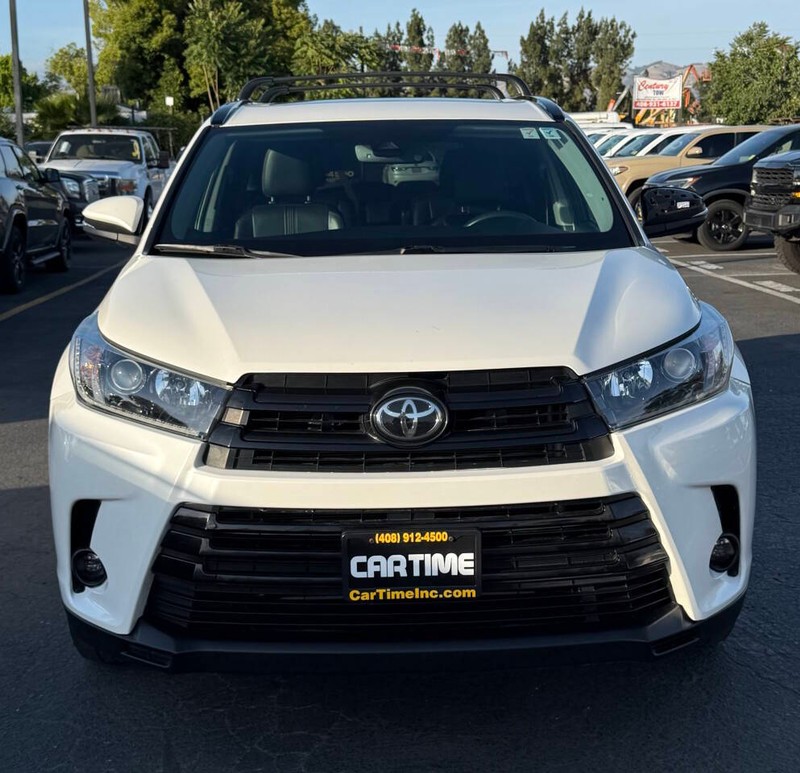 Toyota Highlander Vehicle Full-screen Gallery Image 02