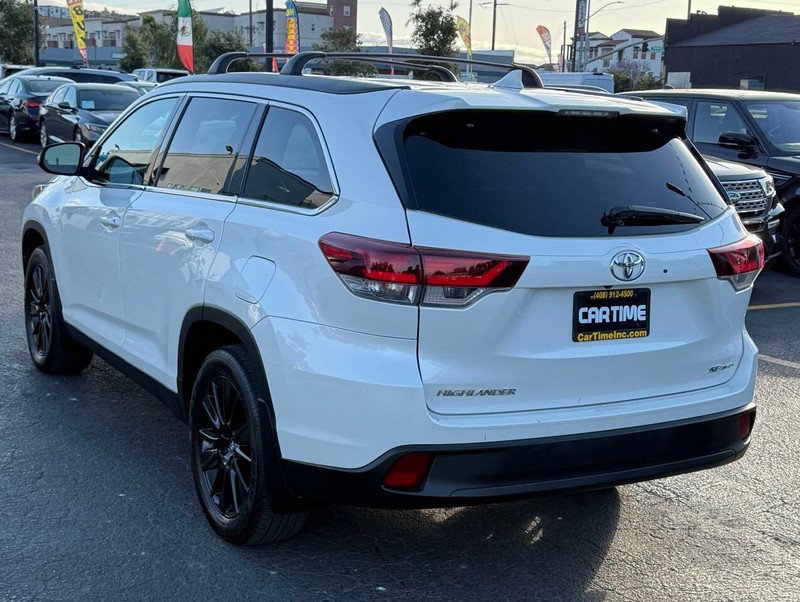 Toyota Highlander Vehicle Full-screen Gallery Image 08