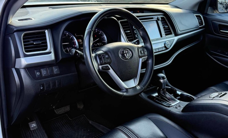 Toyota Highlander Vehicle Full-screen Gallery Image 09