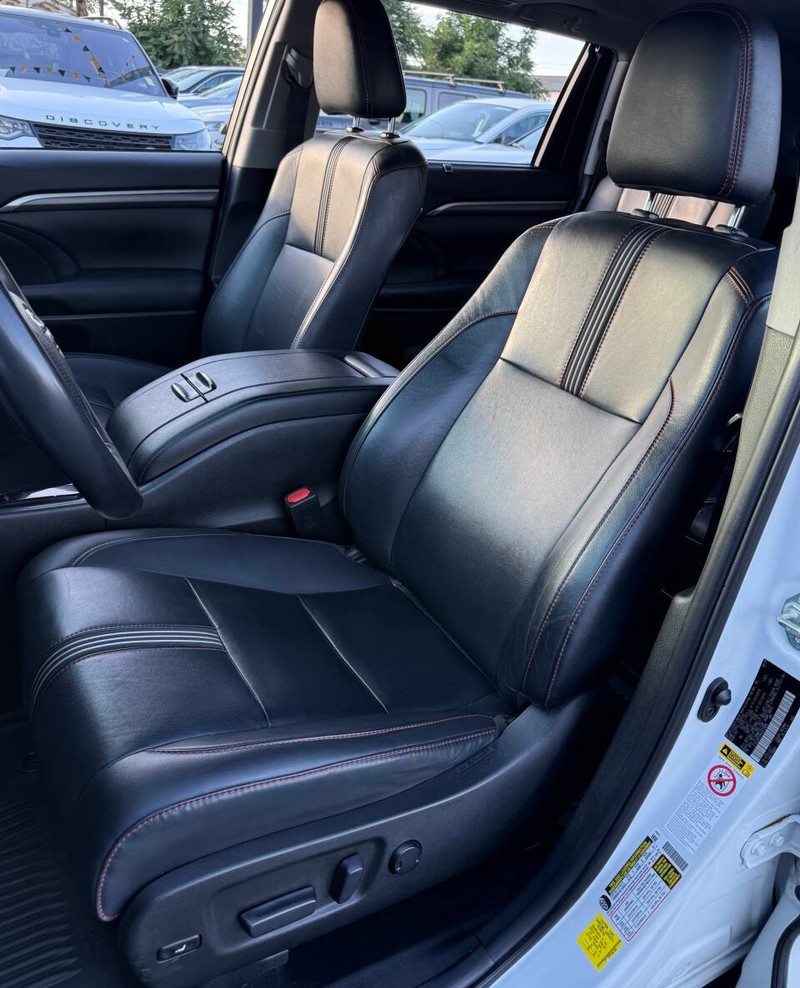 Toyota Highlander Vehicle Full-screen Gallery Image 11