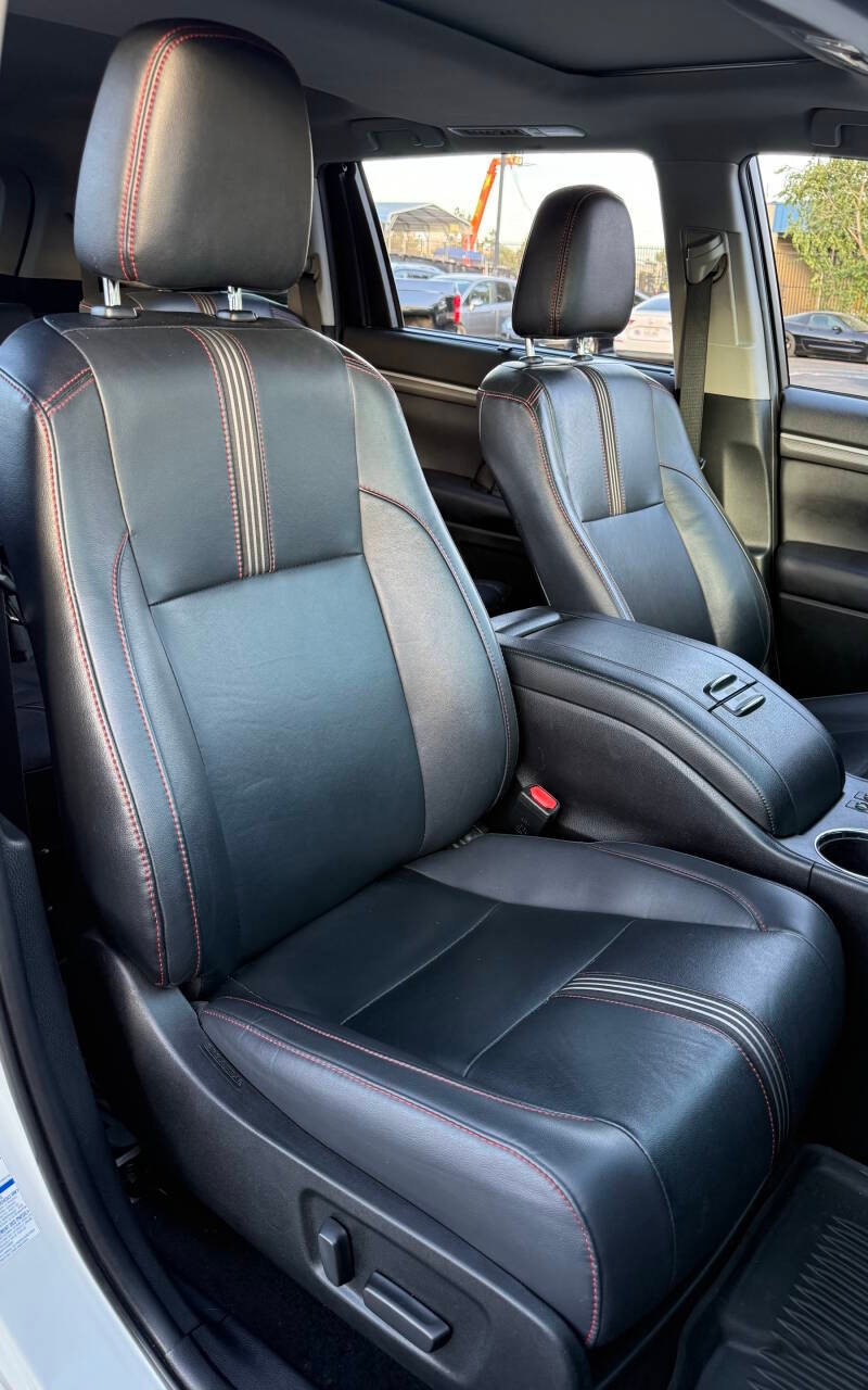 Toyota Highlander Vehicle Full-screen Gallery Image 12