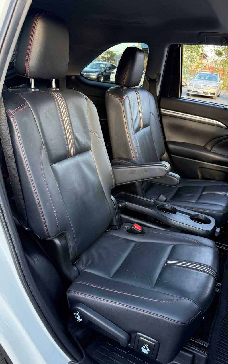 Toyota Highlander Vehicle Full-screen Gallery Image 13