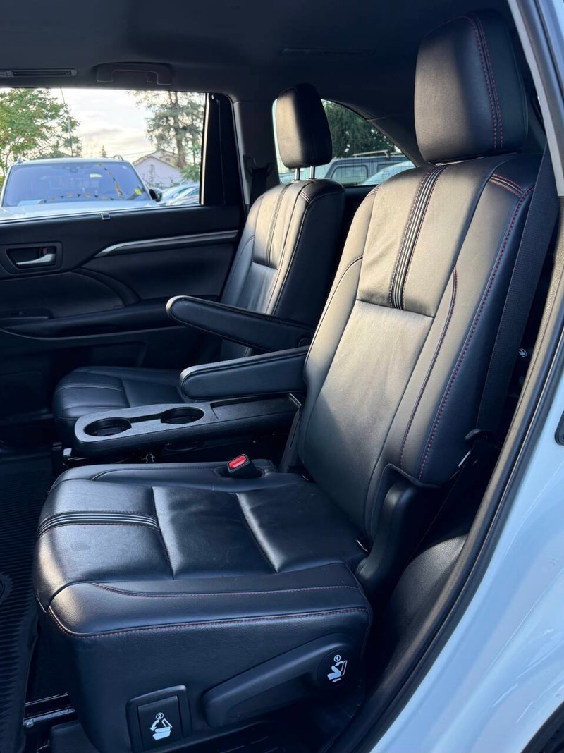 Toyota Highlander Vehicle Full-screen Gallery Image 14