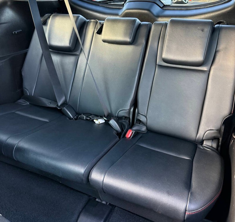 Toyota Highlander Vehicle Full-screen Gallery Image 15