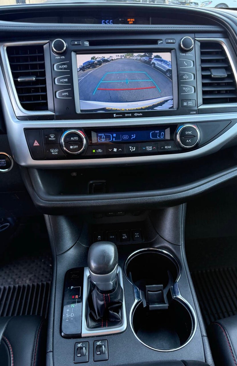 Toyota Highlander Vehicle Full-screen Gallery Image 16