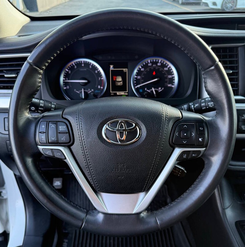 Toyota Highlander Vehicle Full-screen Gallery Image 17
