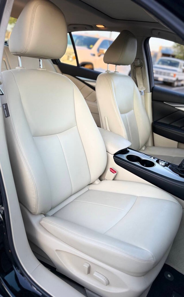 INFINITI Q50 Vehicle Full-screen Gallery Image 13