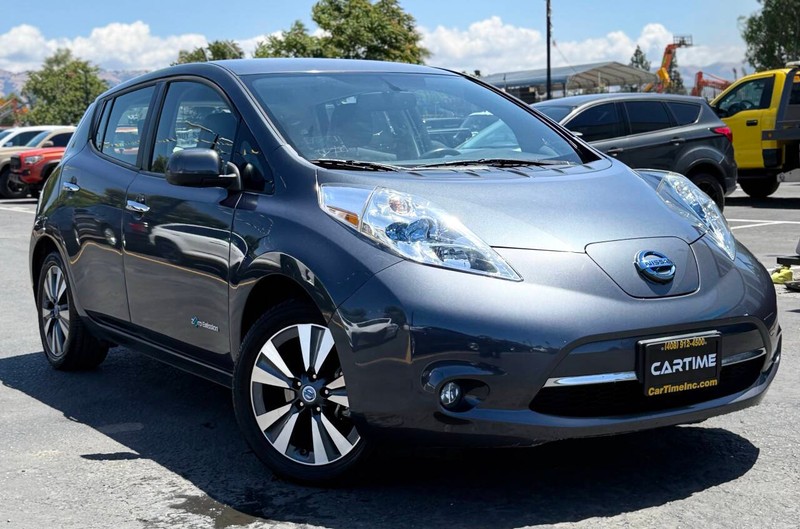 Nissan LEAF Vehicle Full-screen Gallery Image 02