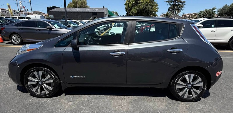 Nissan LEAF Vehicle Full-screen Gallery Image 04