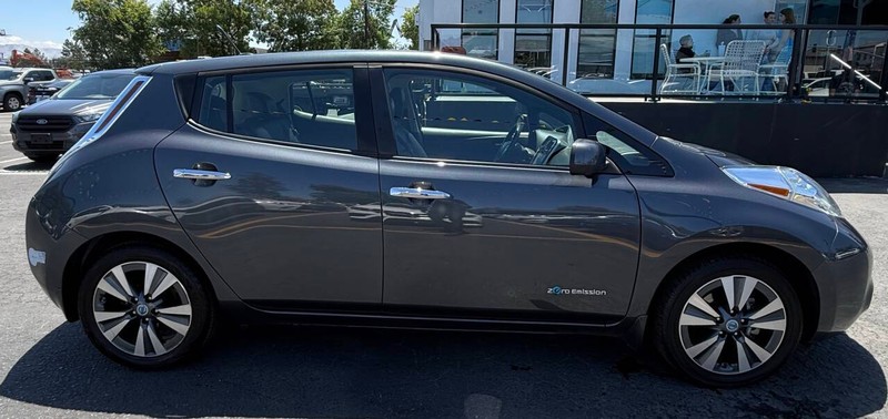 Nissan LEAF Vehicle Full-screen Gallery Image 05