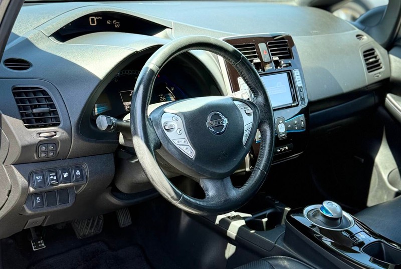 Nissan LEAF Vehicle Full-screen Gallery Image 09
