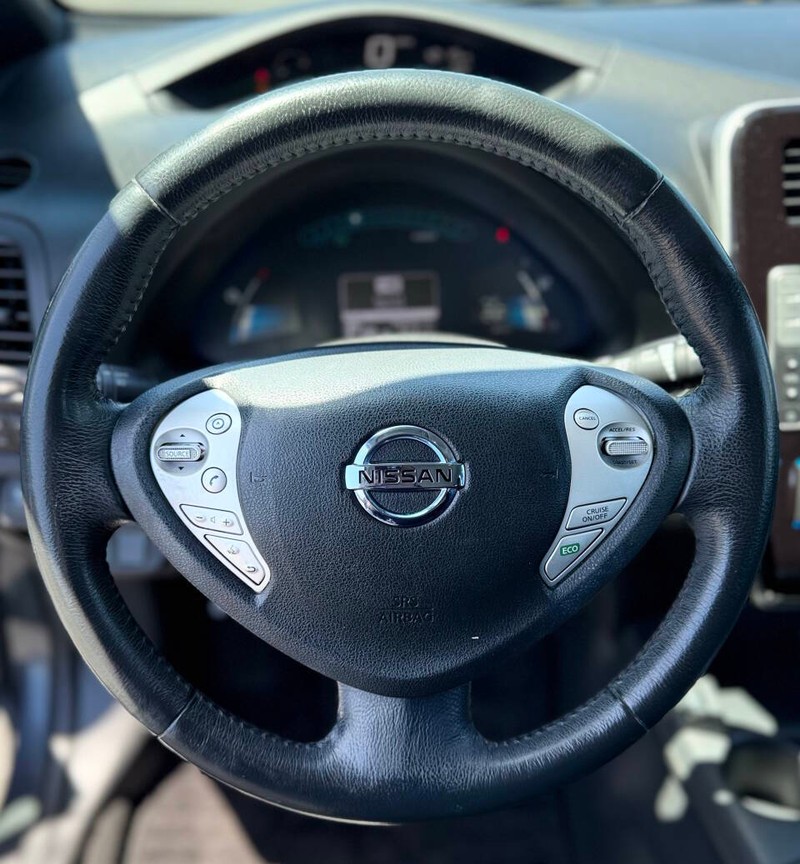 Nissan LEAF Vehicle Full-screen Gallery Image 10
