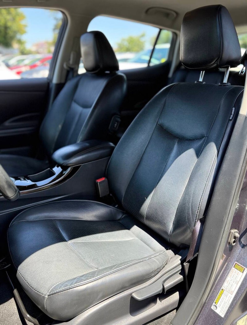 Nissan LEAF Vehicle Full-screen Gallery Image 12