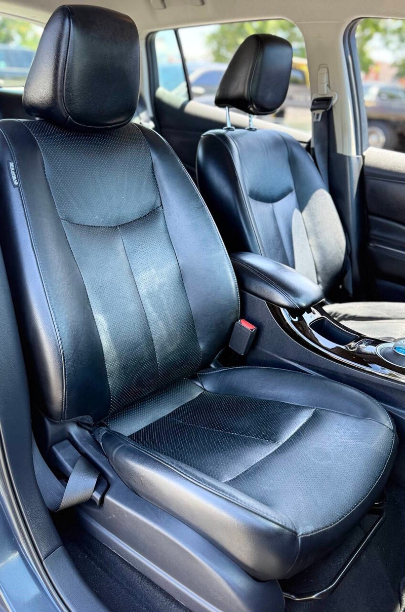 Nissan LEAF Vehicle Full-screen Gallery Image 13