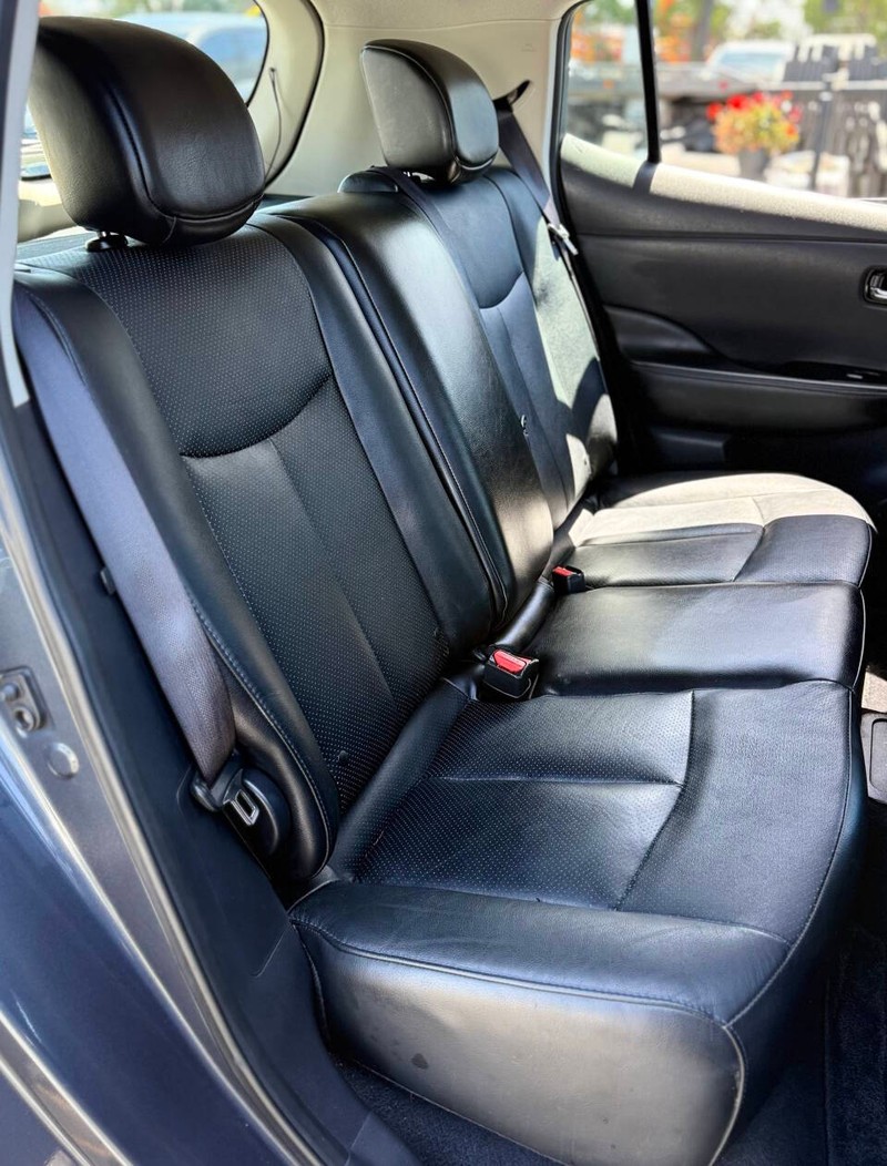 Nissan LEAF Vehicle Full-screen Gallery Image 14