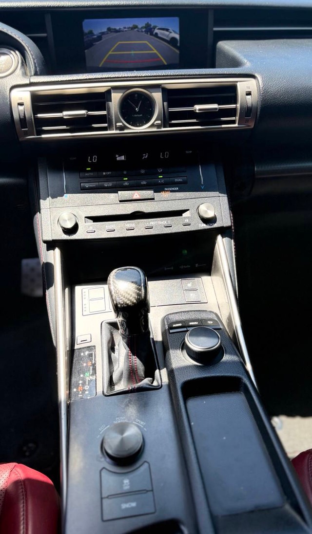 Lexus IS 200t Vehicle Full-screen Gallery Image 11