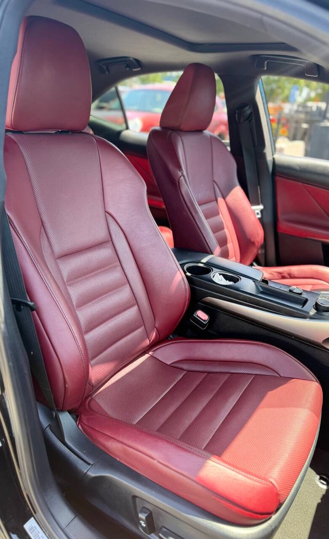 Lexus IS 200t Vehicle Full-screen Gallery Image 13