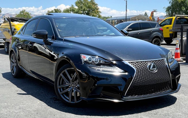 Lexus IS 200t Vehicle Full-screen Gallery Image 02