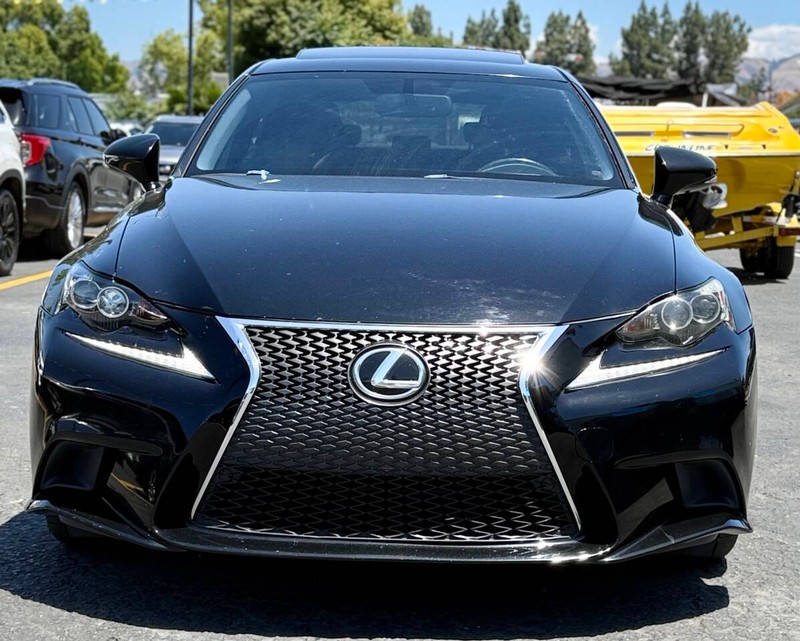 Lexus IS 200t Vehicle Full-screen Gallery Image 03