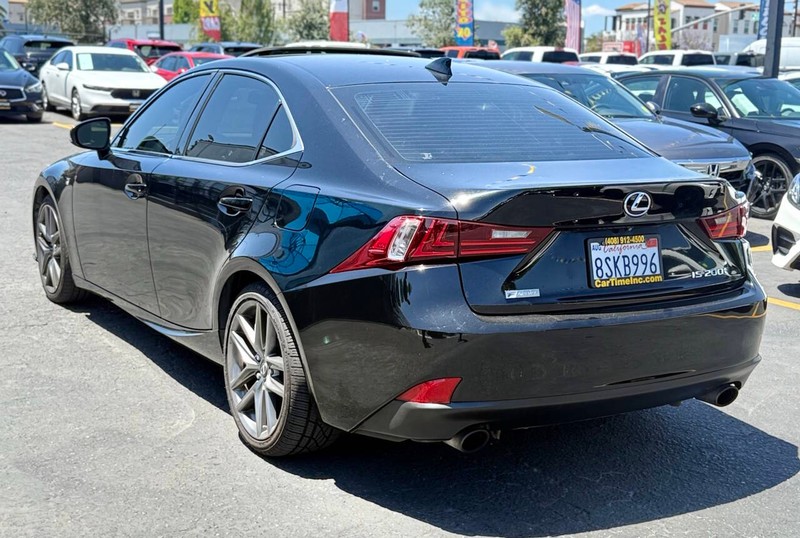 Lexus IS 200t Vehicle Full-screen Gallery Image 06