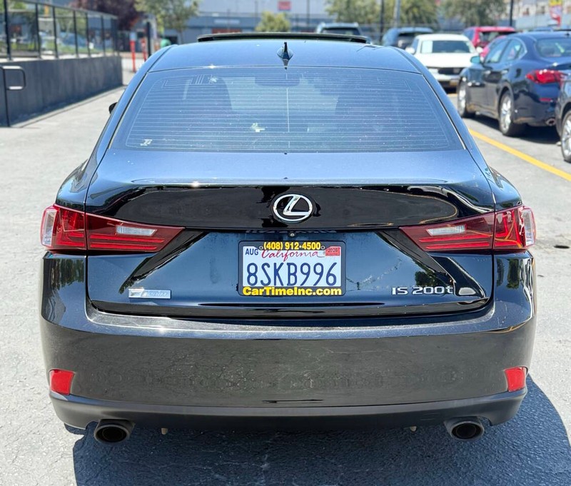 Lexus IS 200t Vehicle Full-screen Gallery Image 07
