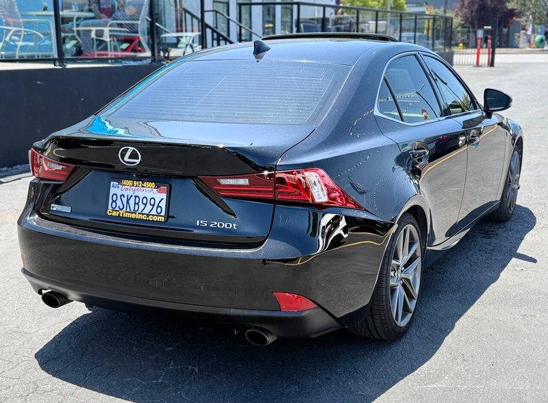 Lexus IS 200t Vehicle Full-screen Gallery Image 08