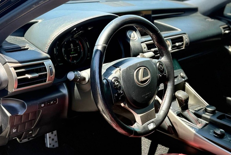 Lexus IS 200t Vehicle Full-screen Gallery Image 09