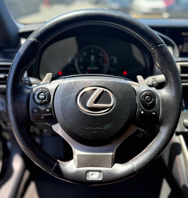 Lexus IS 200t Vehicle Full-screen Gallery Image 10